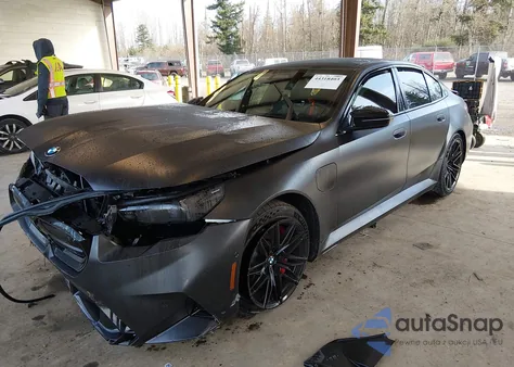 2026 BMW M5 z USA, uszkodzony, nr VIN WBS83FK04TCW34238